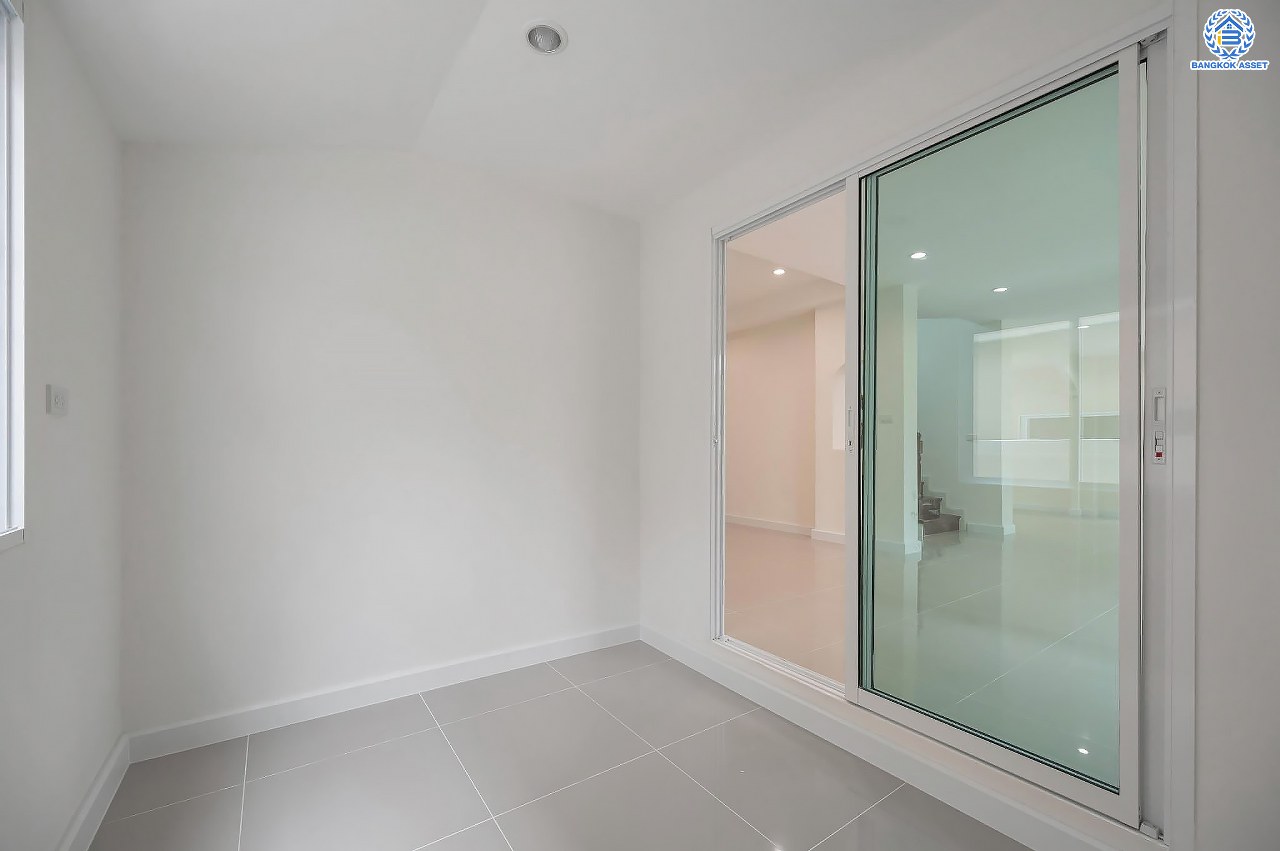 บ้านมือสองตกแต่งใหม่ โครงการ มณีรินทร์ เลคแอนด์พาร์ค ราชพฤกษ์-ติวานนท์ เนื้อที่ 64.1 ตร.ว. ฟังก์ชัน 4 ห้องนอน 3 ห้องน้ำ 1 ห้องอเนกประสงค์ จอดรถได้ 2 คัน บรรยากาศเงียบสงบเป็นส่วนตัว สิ่งอำนวยความสะดวกมากมาย บนทำเลติดถนนใหญ่ เชื่อมต่อถนนราชพฤกษ์ ใกล้จุดขึ้นทางด่วน "ศรีสมาน"...